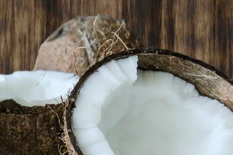 Scrub με τρίμα καρύδας για τα πέλματα