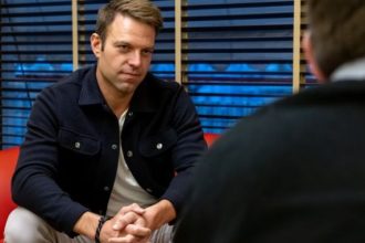 Στην κηδεία της μητέρας της Δούρου ο Κασσελάκης - «Παρών» και ο Αλέξης Τσίπρας