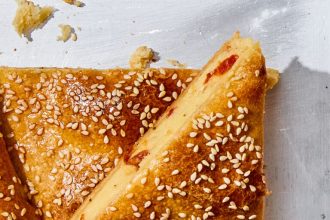 Κασερόπιτα με λιαστές ντομάτες και πολέντα