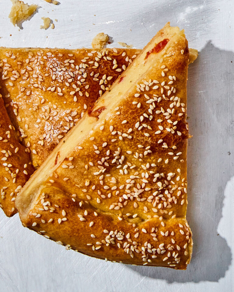 Κασερόπιτα με λιαστές ντομάτες και πολέντα