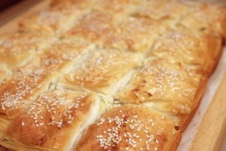 Κασερόπιτα με χωριάτικο φύλλο, σουσάμι και πιπέρι