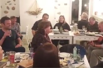 Η φουρτούνα κράτησε τον Στέφανο Κασσελάκη στην Αστυπάλαια: Του τραγούδησαν το «bella ciao» σε ταβερνάκι