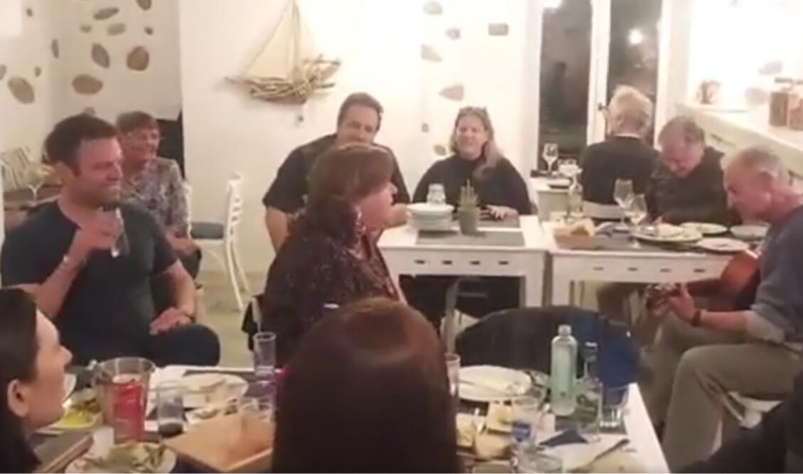 Η φουρτούνα κράτησε τον Στέφανο Κασσελάκη στην Αστυπάλαια: Του τραγούδησαν το «bella ciao» σε ταβερνάκι