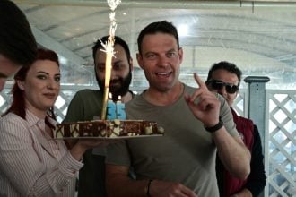 Σε ψαροταβέρνα ο Κασσελάκης με τον Τάιλερ μετά την ορκωμοσία στον στρατό: Έσβησε τούρτα για τα γενέθλιά του