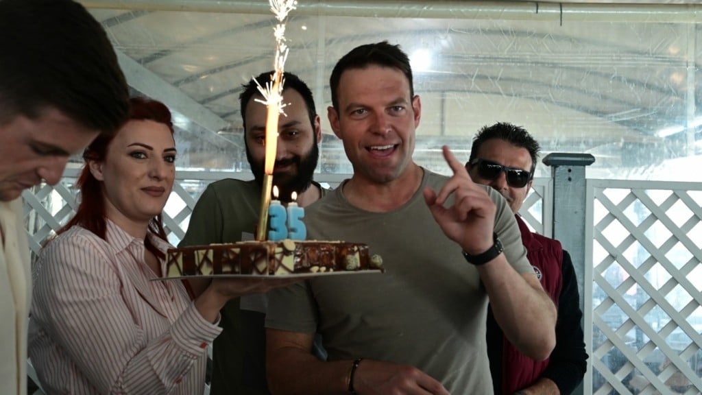 Σε ψαροταβέρνα ο Κασσελάκης με τον Τάιλερ μετά την ορκωμοσία στον στρατό: Έσβησε τούρτα για τα γενέθλιά του