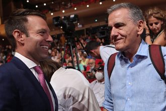 «Τα πήρε» ο Τσακαλώτος γιατί τον ακύρωσαν για να μιλήσει ο Κασσελάκης