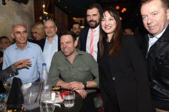 Για ποτό βγήκαν σε μπαρ ο Στ. Κασσελάκης με βουλευτές του ΣΥΡΙΖΑ ΦΩΤΟ