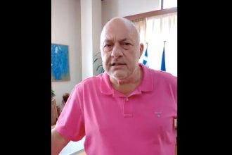 Αχιλλέας Μπέος: Τρολάρει το ΠΑΣΟΚ και λέει ότι κατεβαίνει κι αυτός για πρόεδρος