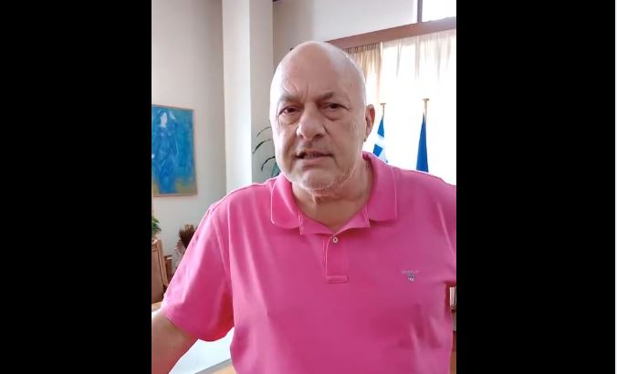 Αχιλλέας Μπέος: Τρολάρει το ΠΑΣΟΚ και λέει ότι κατεβαίνει κι αυτός για πρόεδρος