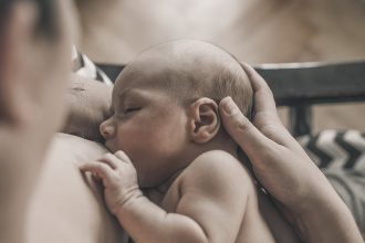 Τρόφιμα που πρέπει να τρώτε ενώ θηλάζετε το μωρό σας