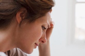 Τα 9 συμπτώματα με τα οποία εκδηλώνεται σωματικά η κατάθλιψη