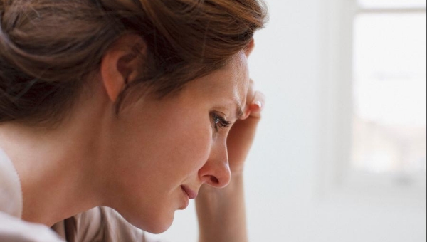 Τα 9 συμπτώματα με τα οποία εκδηλώνεται σωματικά η κατάθλιψη