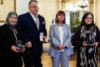 «Λύγισε» η Κατερίνα Σακελλαροπούλου μπροστά στην αγρότισσα που δώρισε ασθενοφόρο στο Μεσολόγγι - Τιμήθηκε με παράσημο η Αθηνά Παπαχρήστου (ΦΩΤΟ)