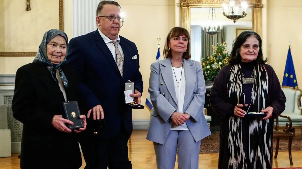 «Λύγισε» η Κατερίνα Σακελλαροπούλου μπροστά στην αγρότισσα που δώρισε ασθενοφόρο στο Μεσολόγγι - Τιμήθηκε με παράσημο η Αθηνά Παπαχρήστου (ΦΩΤΟ)