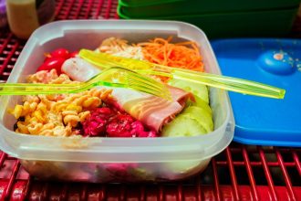 Το κόλπο για να καθαρίσετε από το λάδι τα πλαστικά δοχεία σε λίγα δευτερόλεπτα