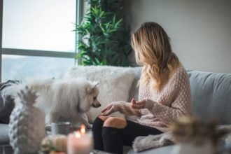 Ποια είναι τα καλύτερα υφάσματα σε καναπέ αν έχετε σκύλο