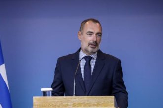 Ο Ανδρέας Κατσανιώτης συντονίζει την συγκέντρωση του ανθρωπιστικού υλικού