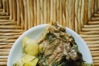 Κατσίκι τσιγαριαστό με πατάτες και αμάραθο