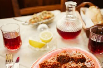 Κεφτεδάκια με ουζάτη σάλτσα ντομάτας