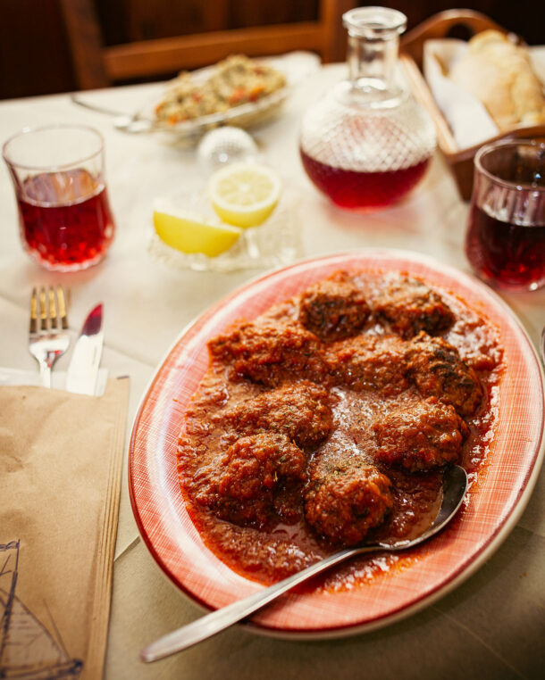 Κεφτεδάκια με ουζάτη σάλτσα ντομάτας