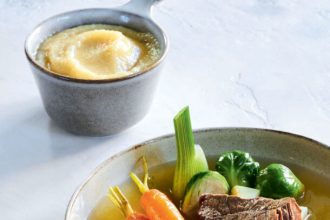 Mοσχάρι βραστό με λαχανικά και πικάντικη σάλτσα μήλου