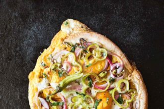 Καυτερή πίτσα με πιπεριές, αυγά και σάλτσα σόγιας