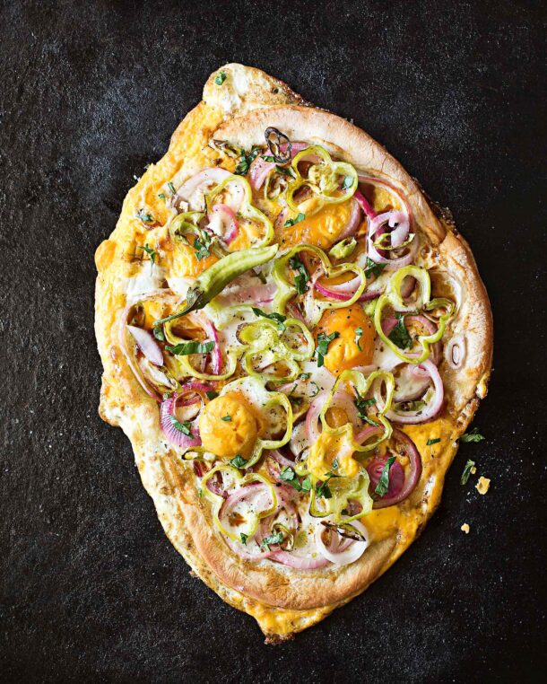 Καυτερή πίτσα με πιπεριές, αυγά και σάλτσα σόγιας