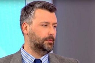 Γιάννης Καλλιάνος: Κατέρρευσε με λυγμούς on air – Στο νοσοκομείο με κορωνοϊό και οι δύο γονείς του