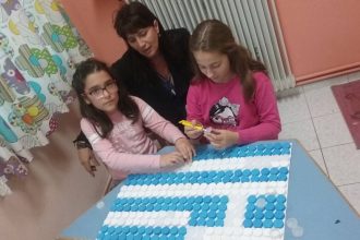 ΚΔΑΠ Δύμης: Τα παιδιά έφτιαξαν την Ελληνική Σημαία με καπάκια!