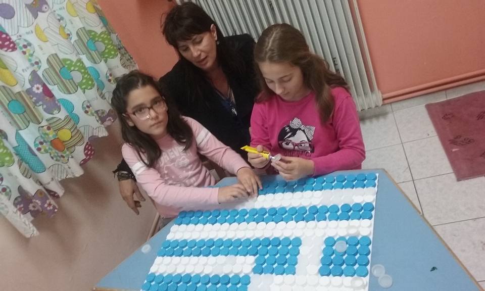 ΚΔΑΠ Δύμης: Τα παιδιά έφτιαξαν την Ελληνική Σημαία με καπάκια!