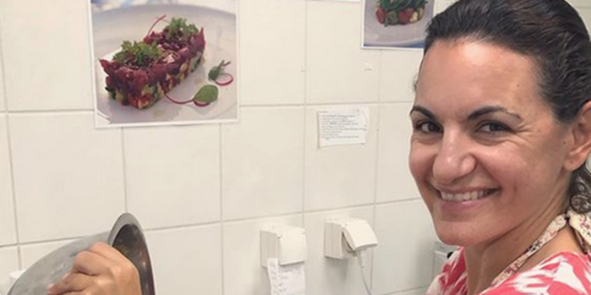 H Oλγα Κεφαλογιάννη άβαφη φτιάχνει φανουρόπιτα