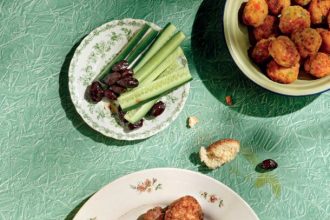 Κεφτεδάκια με αρνίσιο και μοσχαρίσιο κιμά, ντομάτα και μελιτζάνα