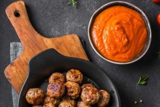 Κεφτεδάκια με δύο ειδών κιμάδες και μυρωδικά