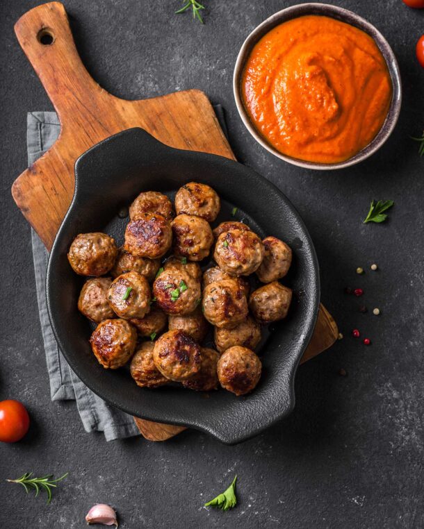 Κεφτεδάκια με δύο ειδών κιμάδες και μυρωδικά