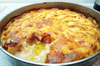 Κεφτεδάκια με πατάτες και μπεσαμέλ στο φούρνο