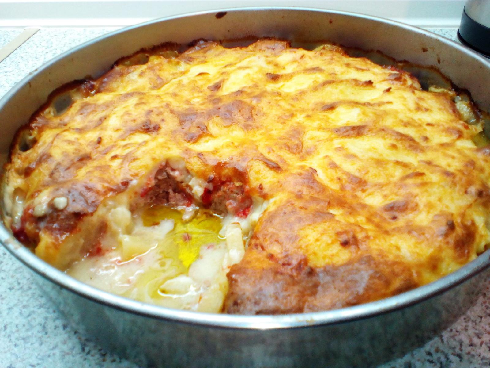 Κεφτεδάκια με πατάτες και μπεσαμέλ στο φούρνο