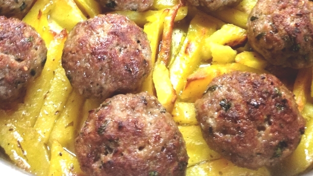 Κεφτεδάκια με σόδα στο φούρνο και πατάτες