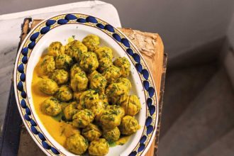 Κεφτέδες φούρνου με σάλτσα κουρκουμά