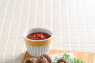 Κεφτέδες με φρέσκα κρεμμυδάκια και μυρόχορτα ανοιξιάτικα