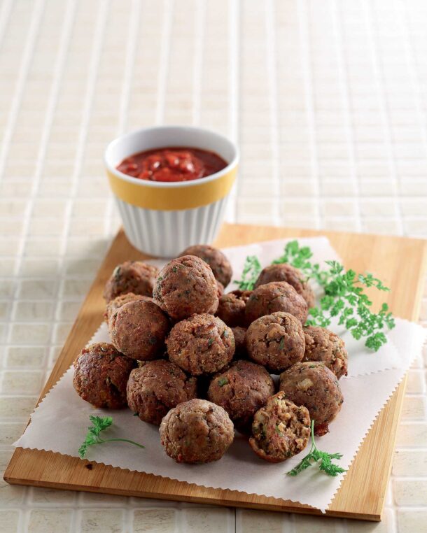 Κεφτέδες με φρέσκα κρεμμυδάκια και μυρόχορτα ανοιξιάτικα