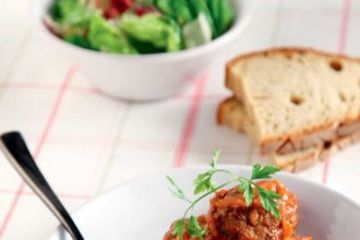 Κεφτέδες με σταφίδες και κουκουνάρι σε ελαφριά σάλτσα ντομάτας