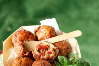 Κεφτεδάκια με ντομάτα, πιπεριά και βασιλικό