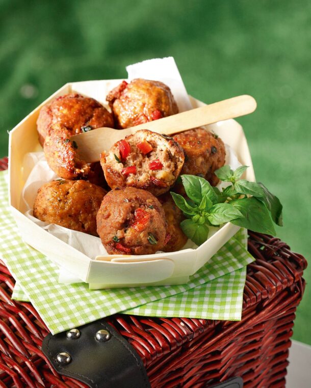 Κεφτεδάκια με ντομάτα, πιπεριά και βασιλικό