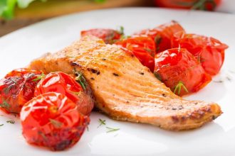 Σολομός με αμύγδαλα, ντοματίνια και μέντα