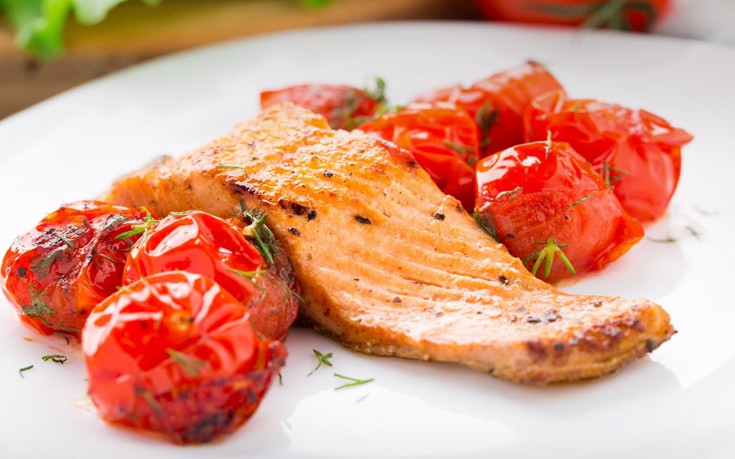 Σολομός με αμύγδαλα, ντοματίνια και μέντα