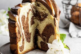 Δίχρωμο κέικ με σοκολάτα, αφράτο και απολαυστικό