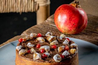 Κέικ κάστανο με ρόδι και σοκολάτα γάλακτος