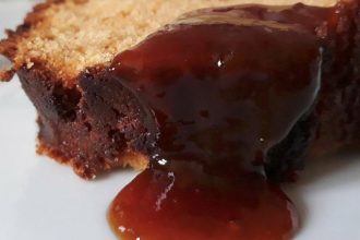 Εύκολο κέικ με μαρμελάδα βερίκοκο