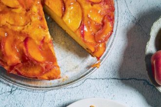 Kέικ με ροδάκινα αναποδογυρισμένο