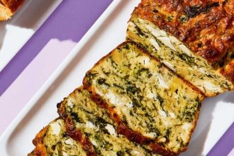 Κέικ με σπανάκι, μυζήθρα και λιναρόσπορους